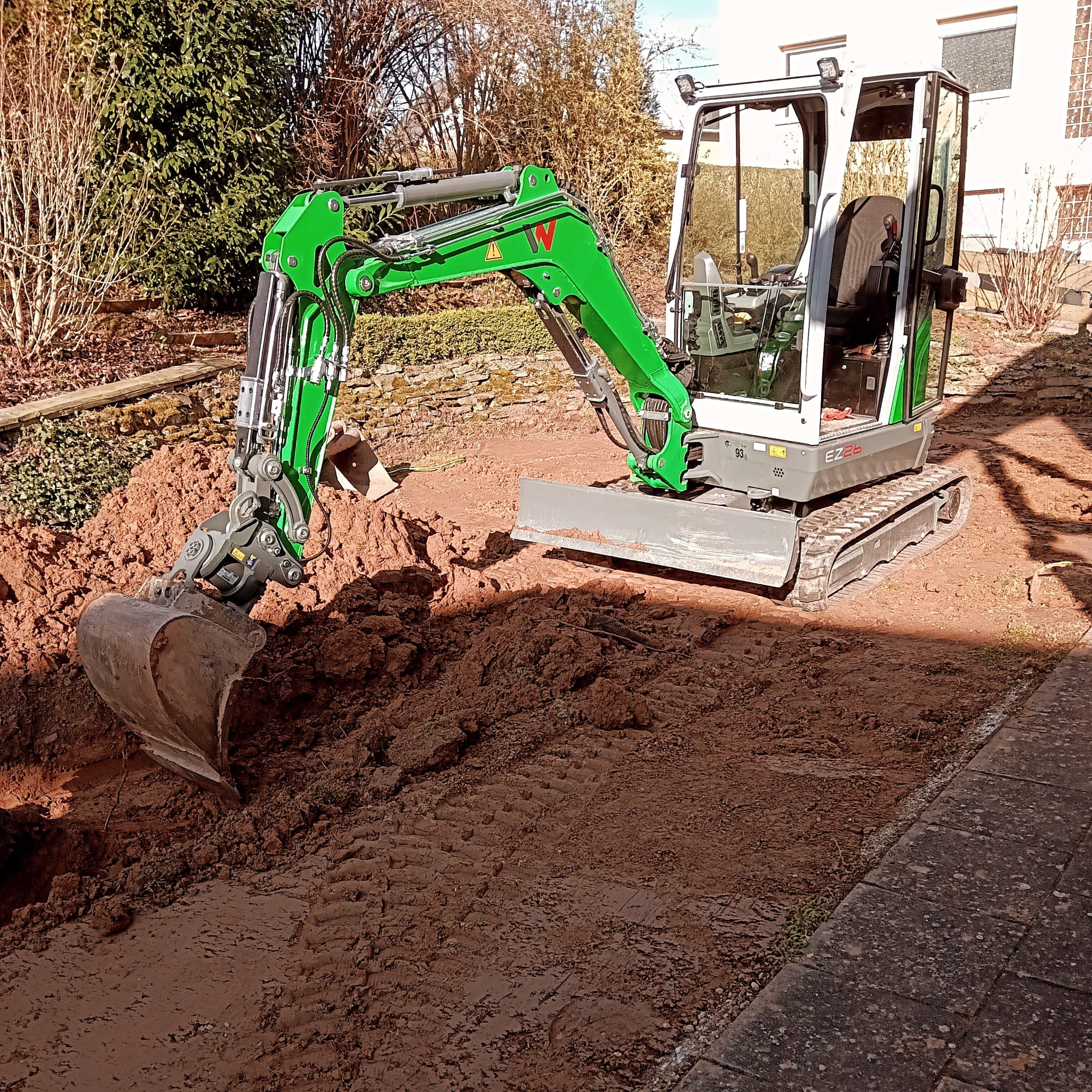 Wacker EZ 27 Minibagger bei Gartenarbeiten