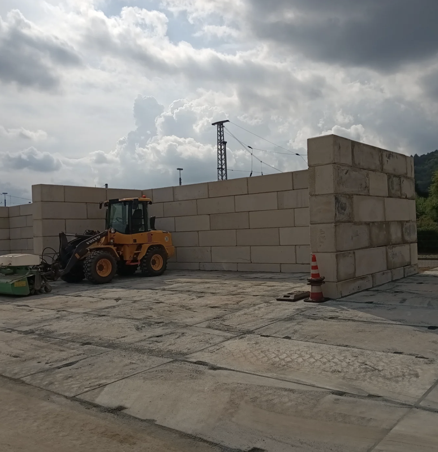 Radlader mit Betonwänden