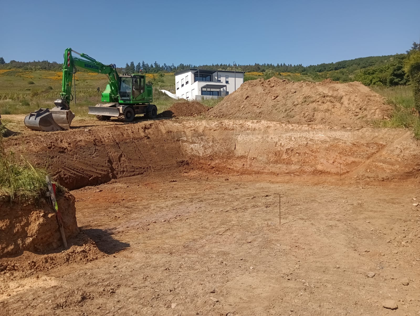 Komatsu PW 168 Mobilbagger von M.Adams Baggerarbeiten auf einer Baustelle bei Mehring, Mosel