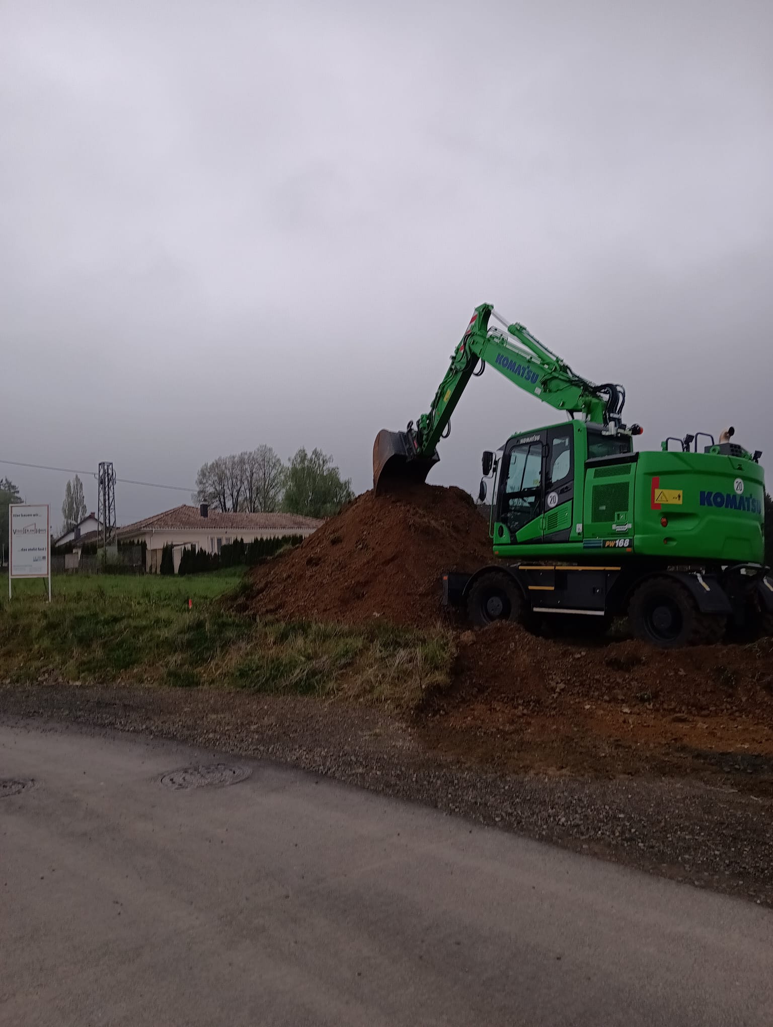 M.Adams Baggerarbeiten – Komatsu Mobilbagger im Einsatz