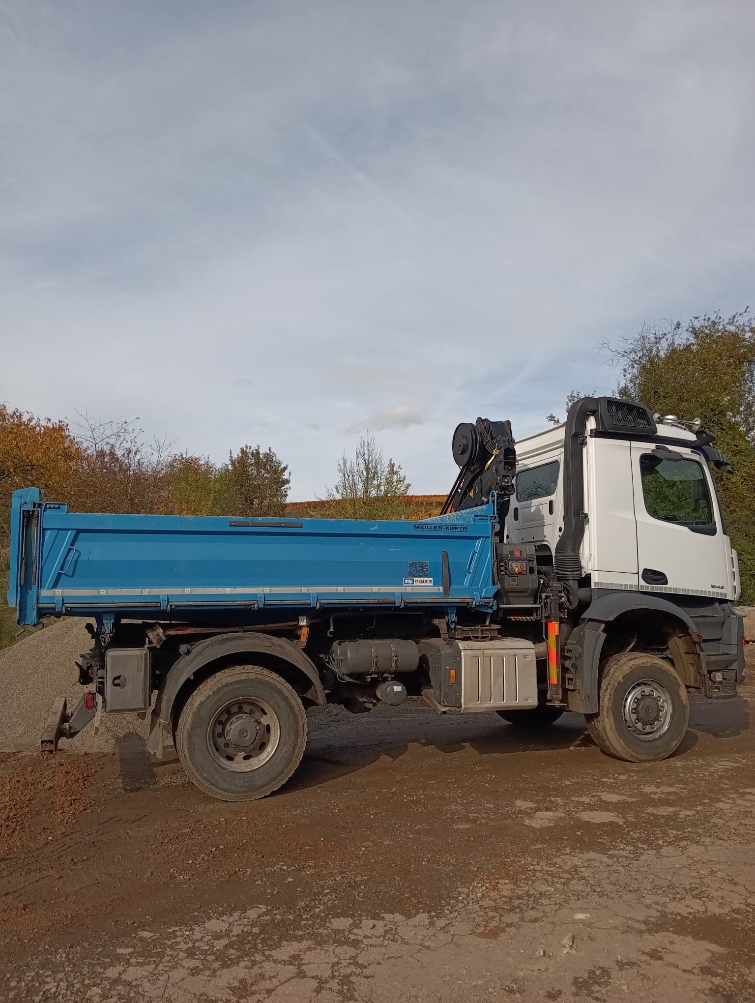 Mercedes Arocs 1846 Kipper von M.Adams Baggerarbeiten – Materialtransport auf einer Baustelle